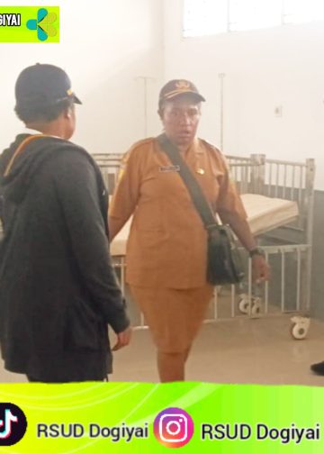 Direktur RSUD Dogiyai,dr.Rini Tigi mengecek Ruangan Rawat Inap Dewasa,Anak dan Ruangan Lab sama tempat Air