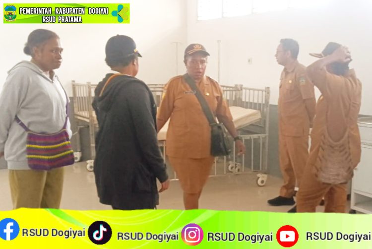 Direktur RSUD Dogiyai,dr.Rini Tigi mengecek Ruangan Rawat Inap Dewasa,Anak dan Ruangan Lab sama tempat Air